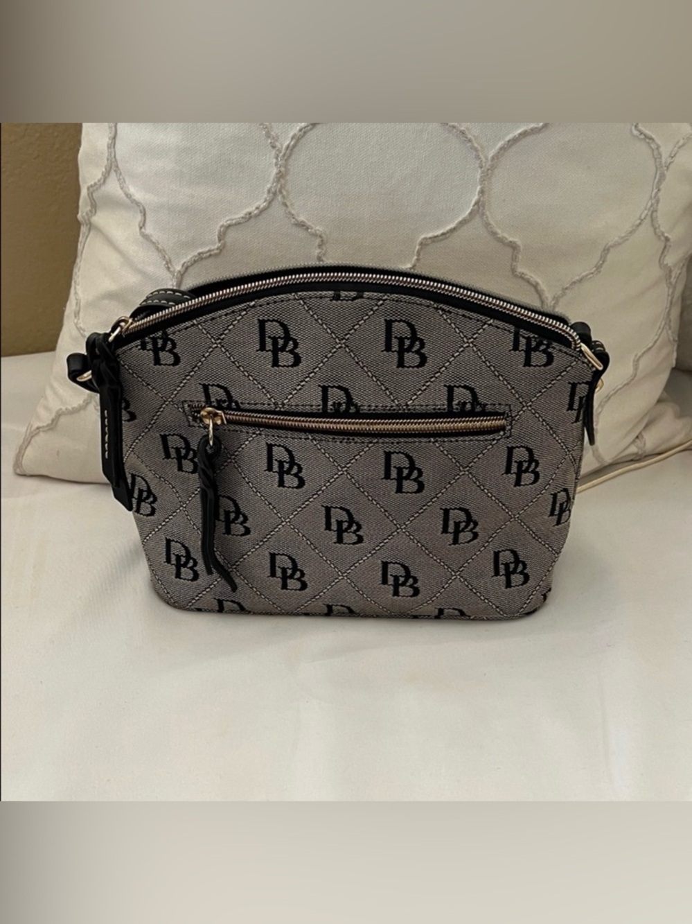 Dooney & Bourke EUC Gray Monogram Crossbody with Black Accents - Picture 3 of 8